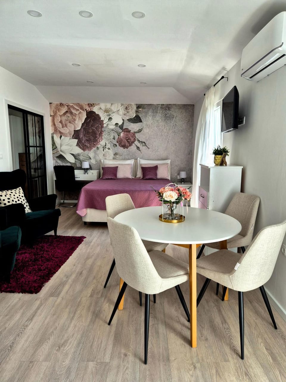 TV and multimedia, Living room, Seating area, Dining area, air conditioner