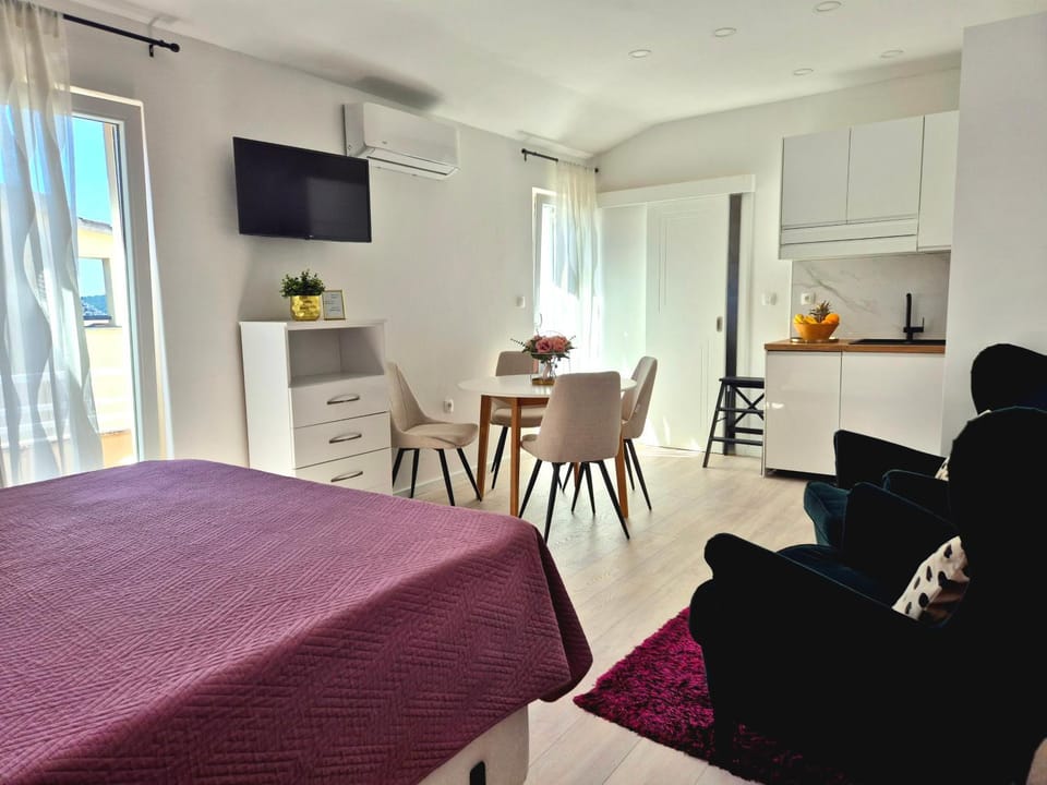 TV and multimedia, Kitchen or kitchenette, Living room, Seating area, Dining area