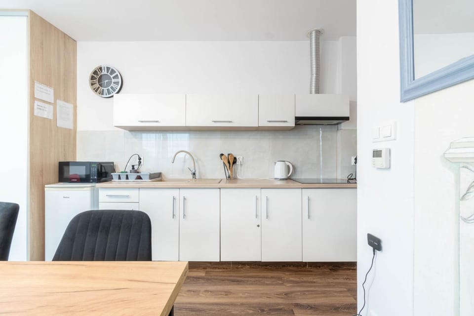 Coffee/tea facilities, Kitchen or kitchenette, microwave, stove