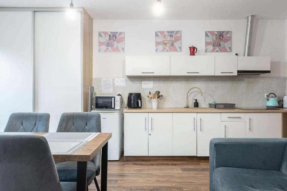 Coffee/tea facilities, Kitchen or kitchenette, Dining area, stove