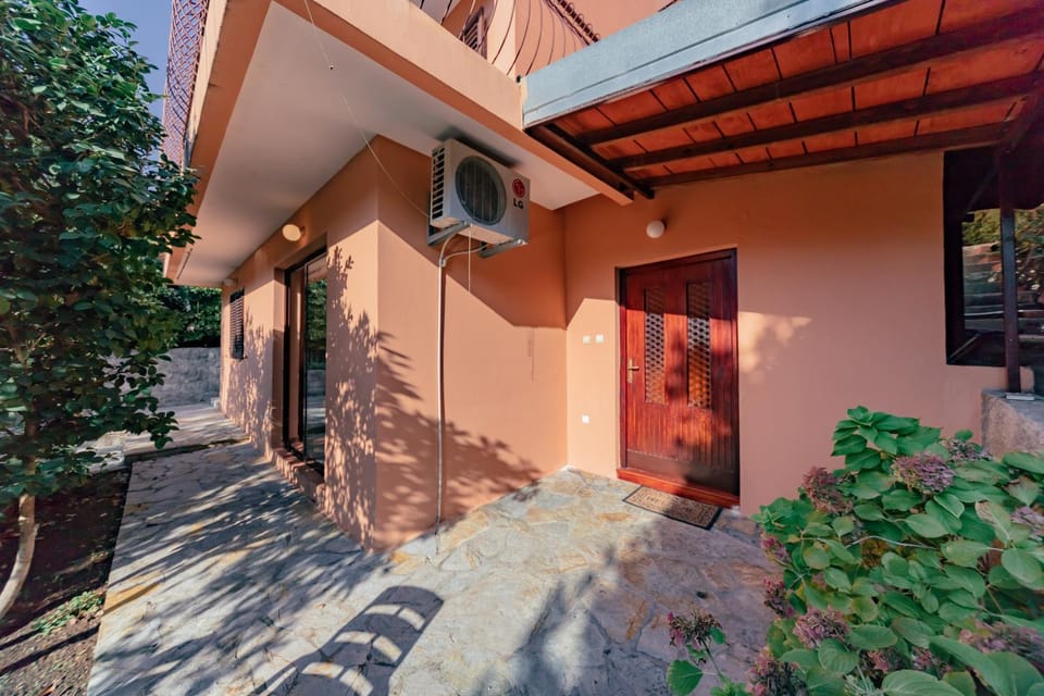 Patio, Facade/entrance