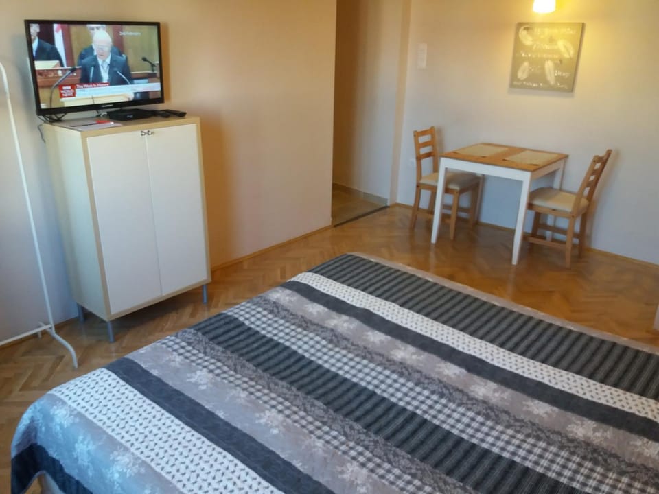Bed, Dining area, Bedroom