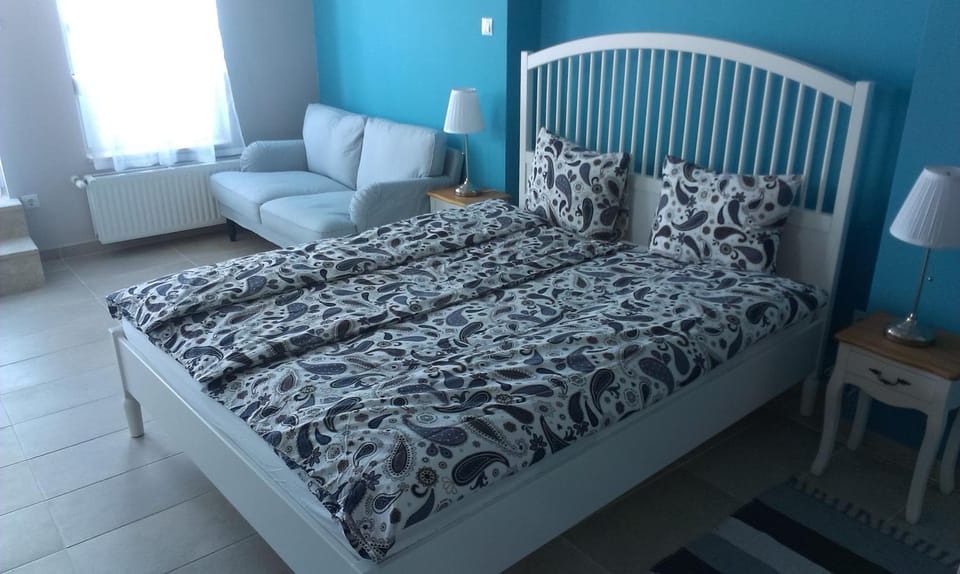 Bed, Seating area, Bedroom