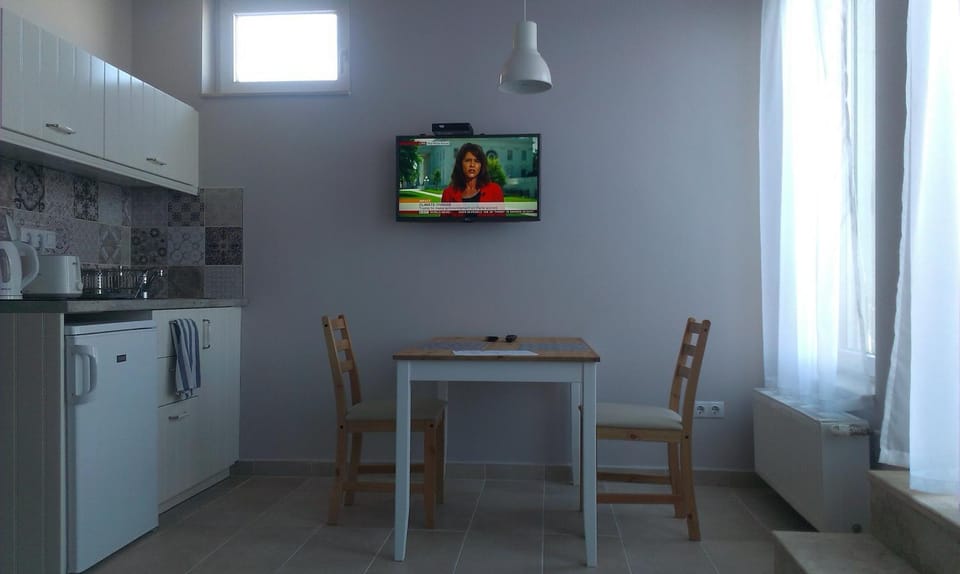 Coffee/tea facilities, Kitchen or kitchenette, Dining area