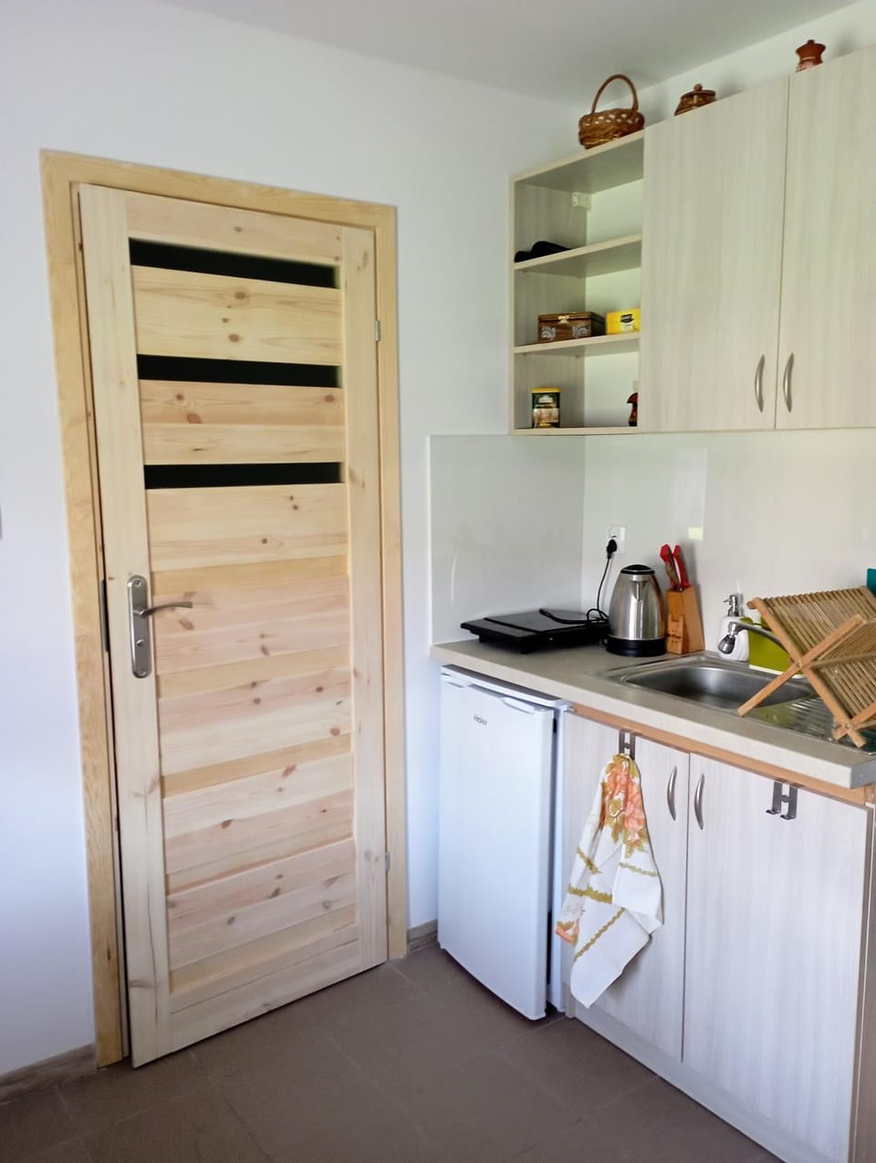 Kitchen or kitchenette, minibar, stove