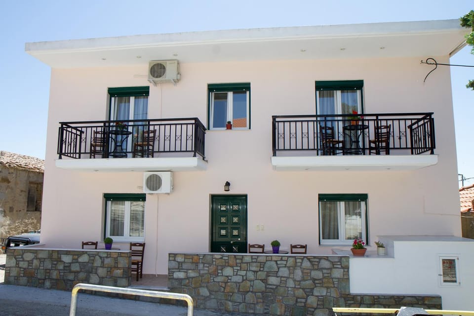 Facade/entrance, Bird's eye view, Balcony/Terrace, Landmark view, Mountain view, Sea view, Street view