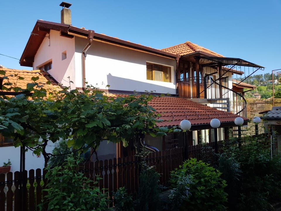 Property building, Garden, Balcony/Terrace