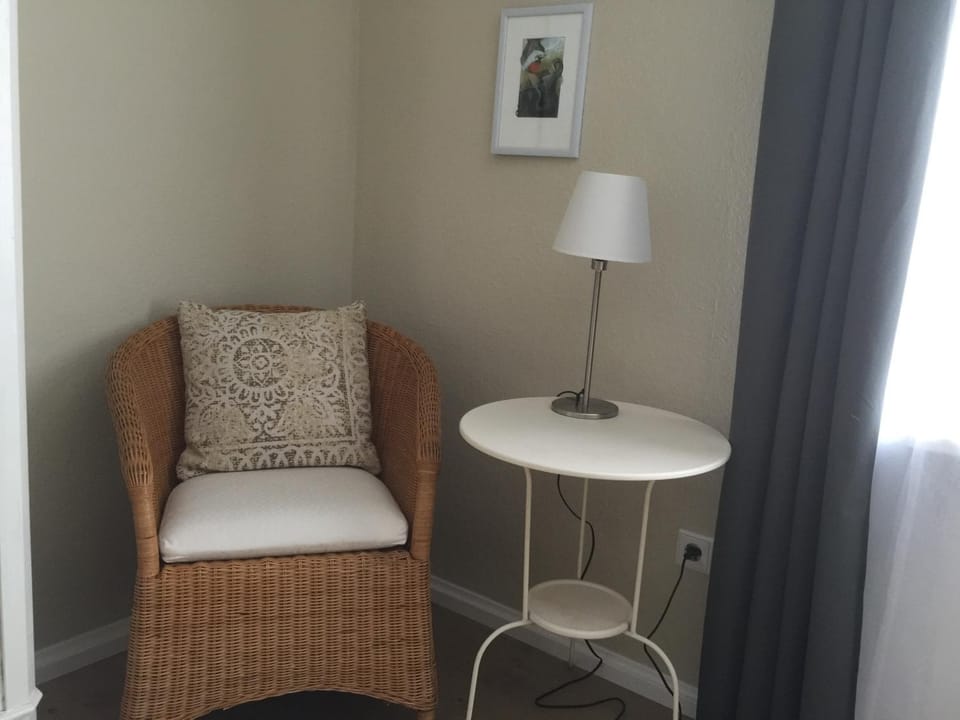 Photo of the whole room, Decorative detail, Decorative detail, Seating area