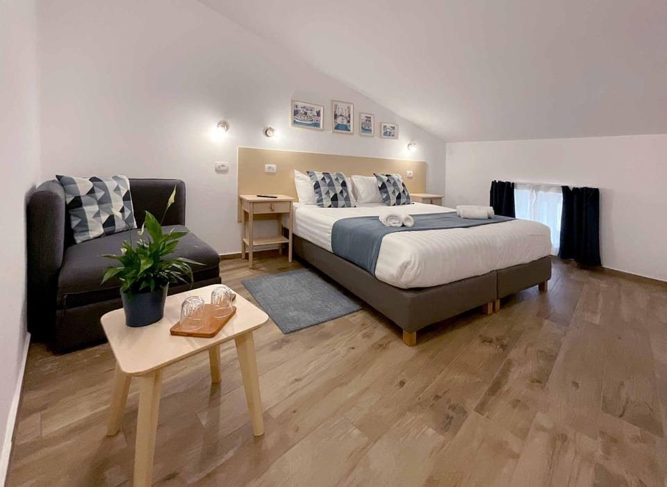 Bed, Seating area, Bedroom