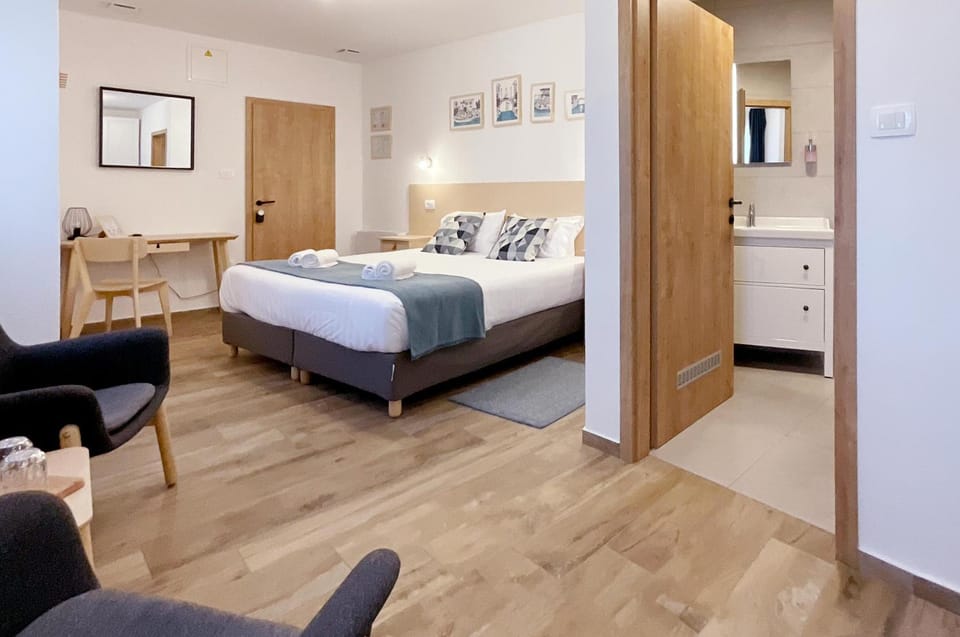 Bed, Bathroom, Photo of the whole room, Bedroom, towels
