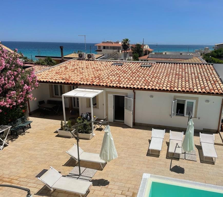 Property building, Patio, Balcony/Terrace, Sea view