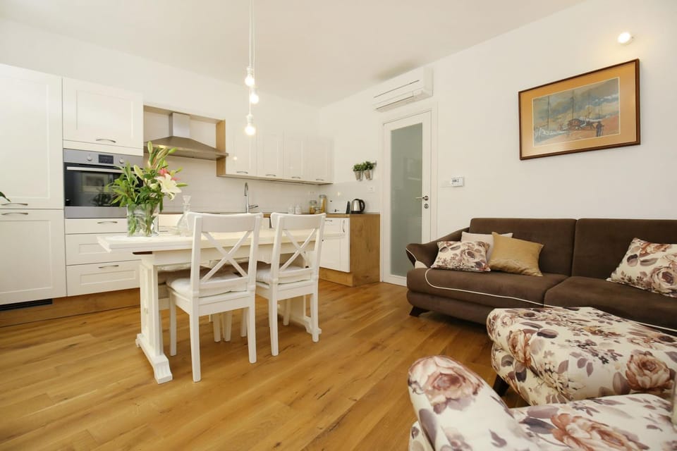 Kitchen or kitchenette, Living room, Dining area
