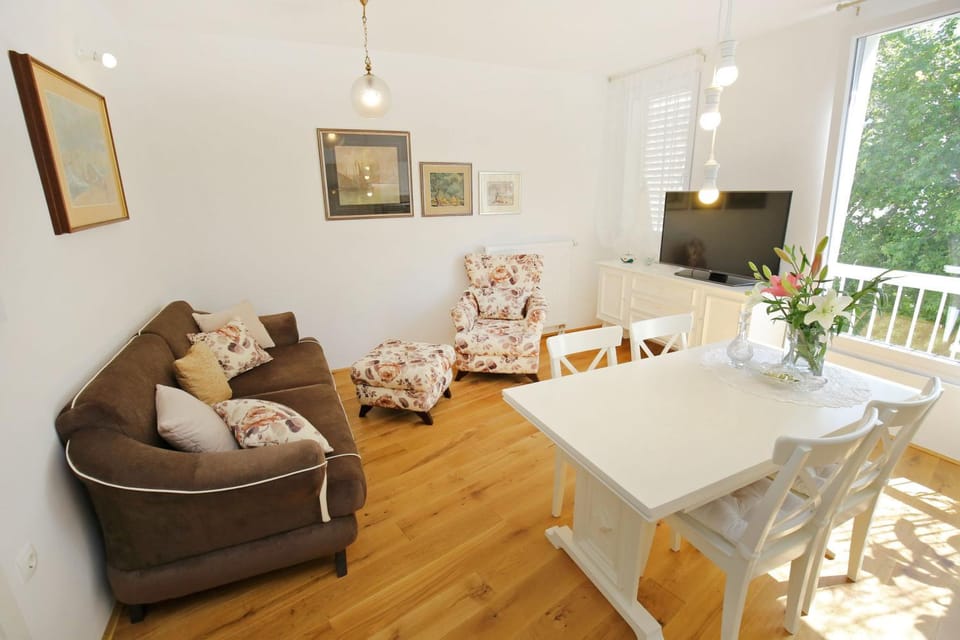 TV and multimedia, Living room, Photo of the whole room, Dining area, Sea view