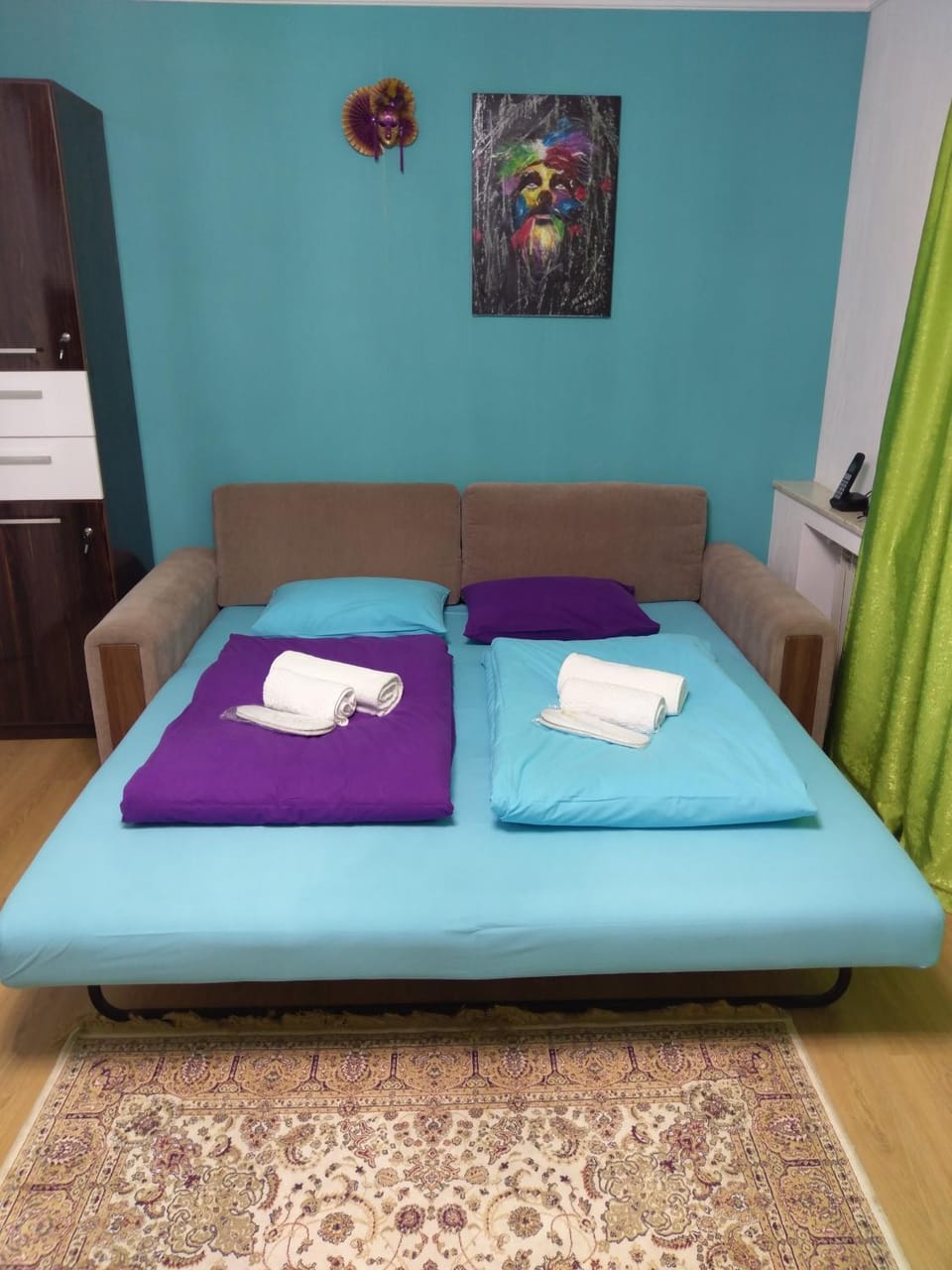 Bed, towels