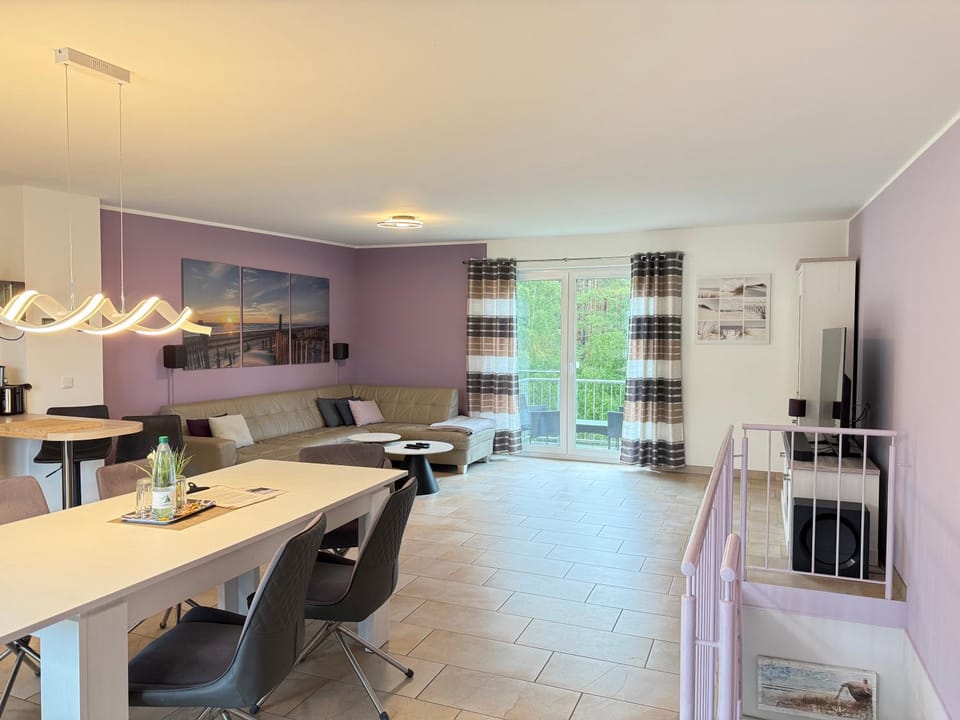 TV and multimedia, Living room, Seating area, Dining area