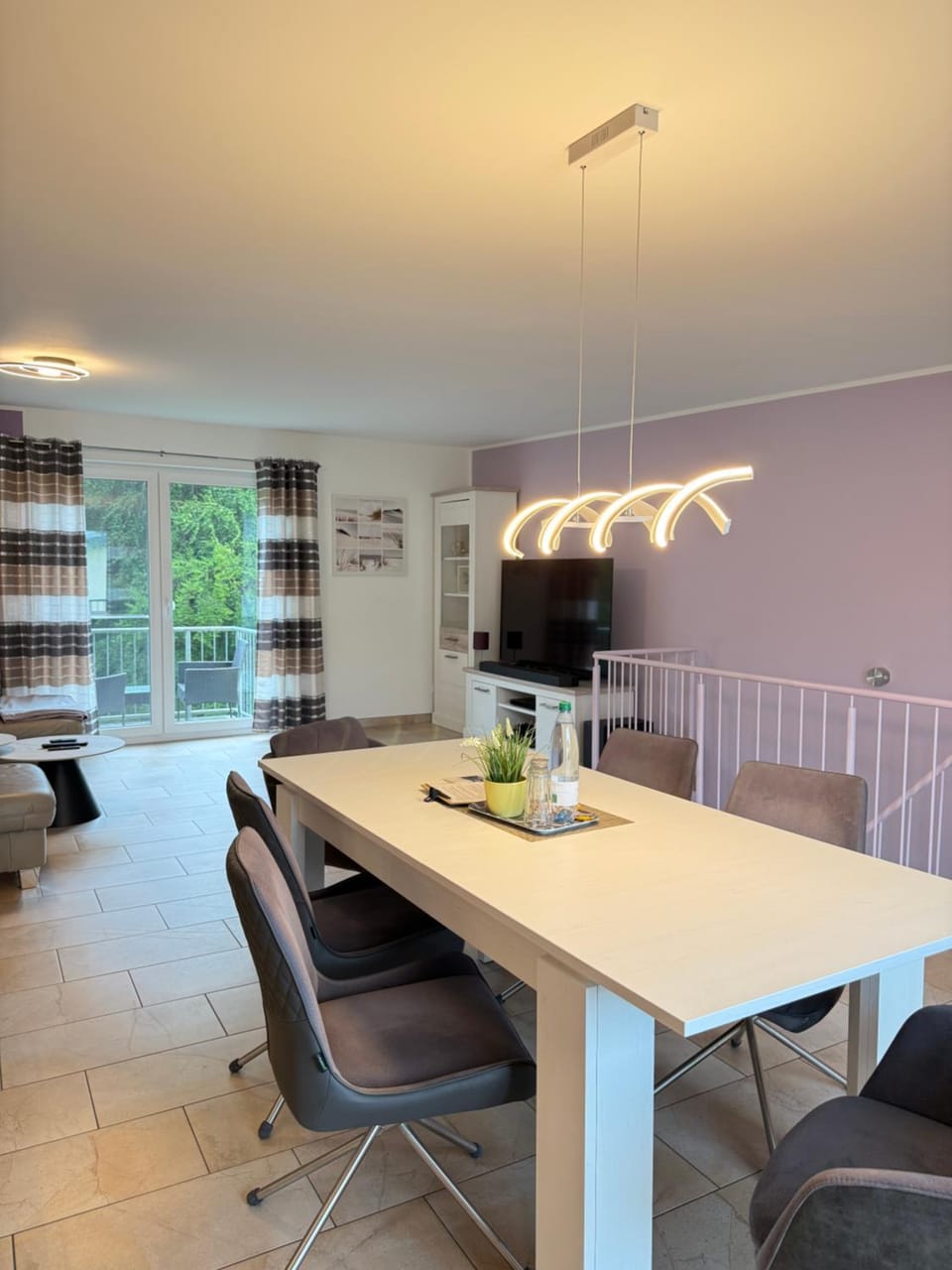 TV and multimedia, Living room, Seating area, Dining area