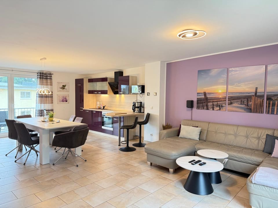 TV and multimedia, Kitchen or kitchenette, Living room, Seating area, Dining area