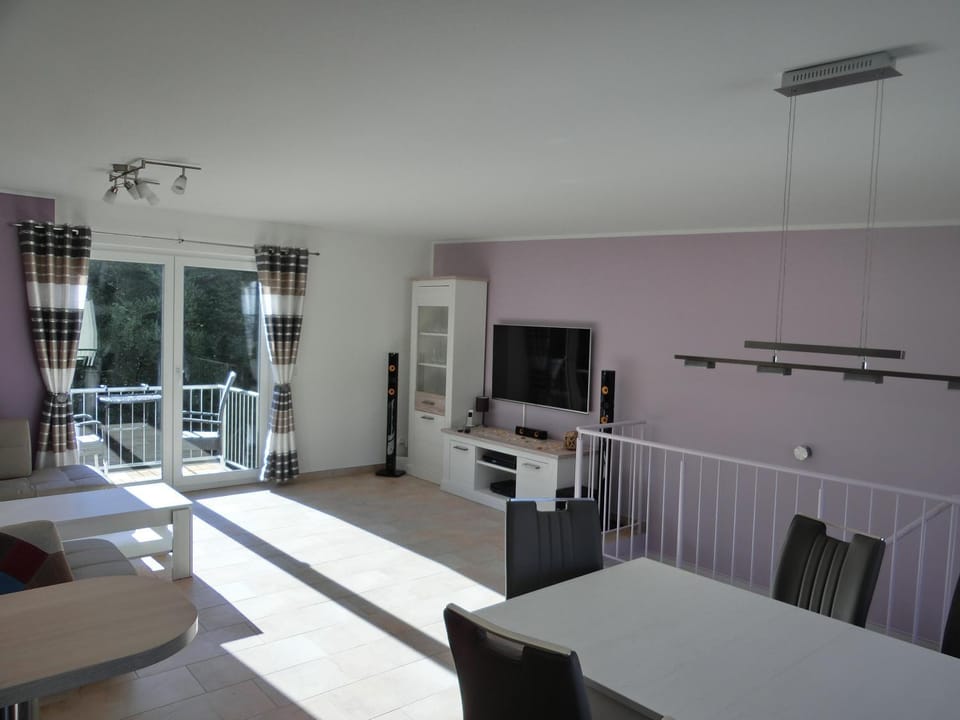 TV and multimedia, Coffee/tea facilities, View (from property/room), Balcony/Terrace, Living room, Decorative detail, Seating area, Dining area, Garden view