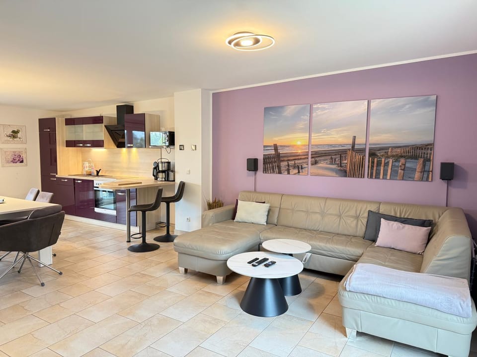 TV and multimedia, Kitchen or kitchenette, Living room, Seating area