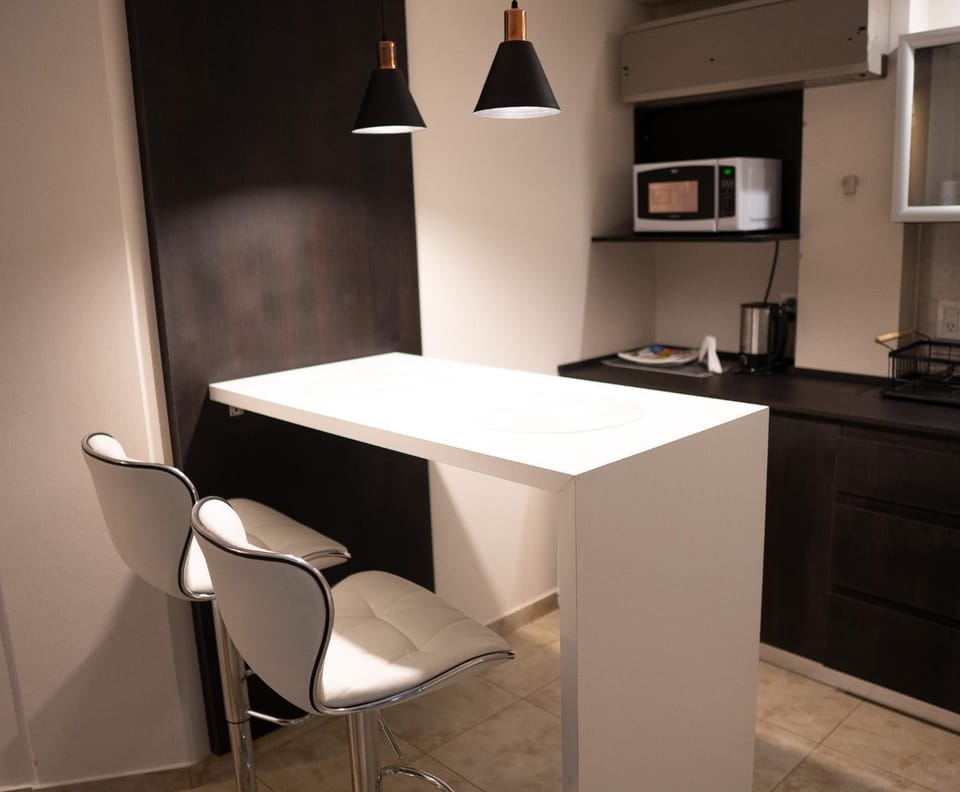 Kitchen or kitchenette, minibar