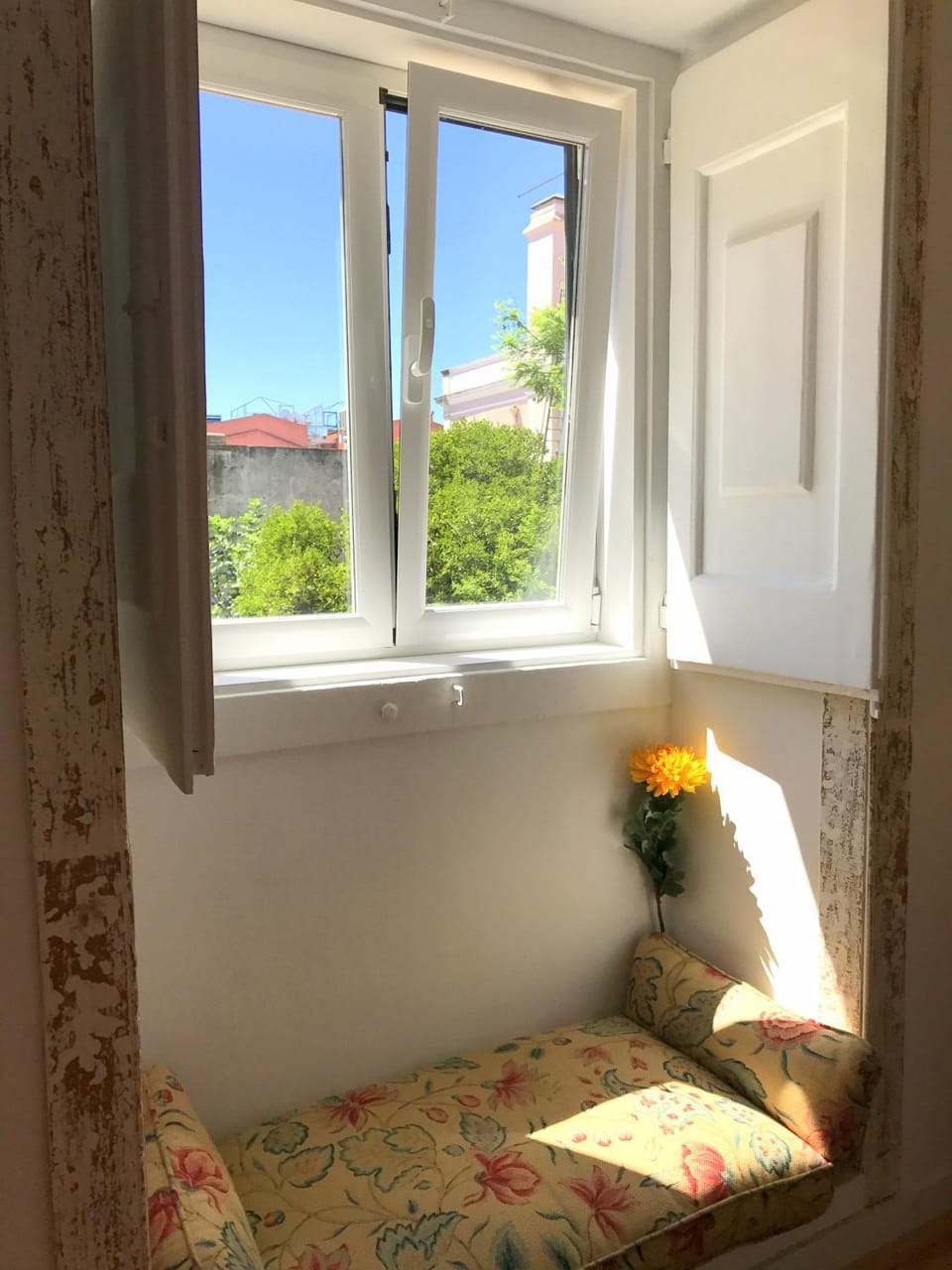 Bedroom, City view