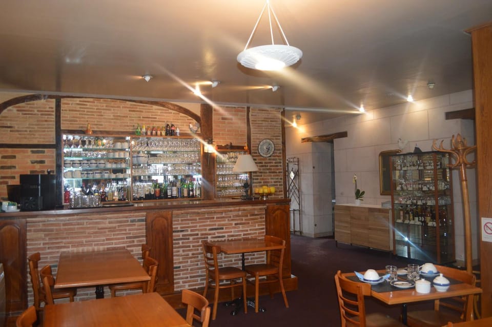 Restaurant/places to eat, Lounge or bar