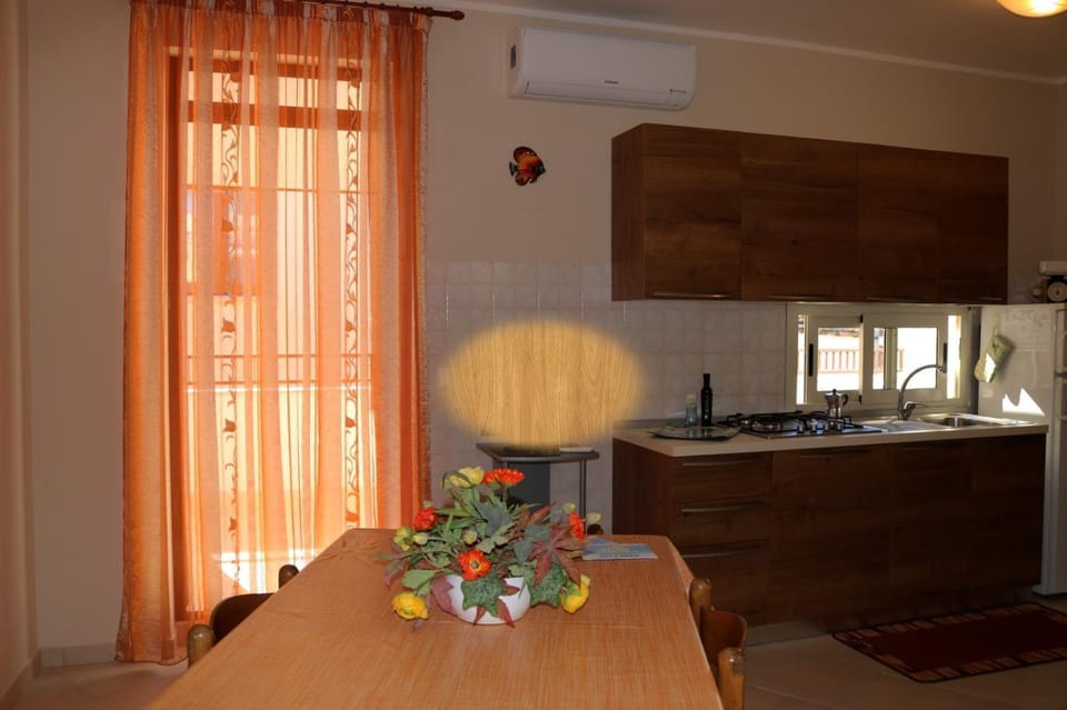 Kitchen or kitchenette, Living room, air conditioner