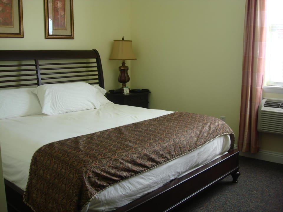 The City Hotel Bar & Grill Hotel in Allegheny River