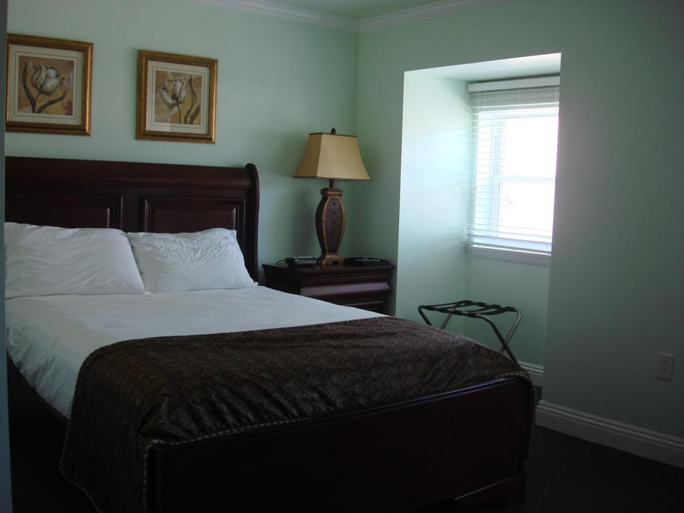 The City Hotel Bar & Grill Hotel in Allegheny River