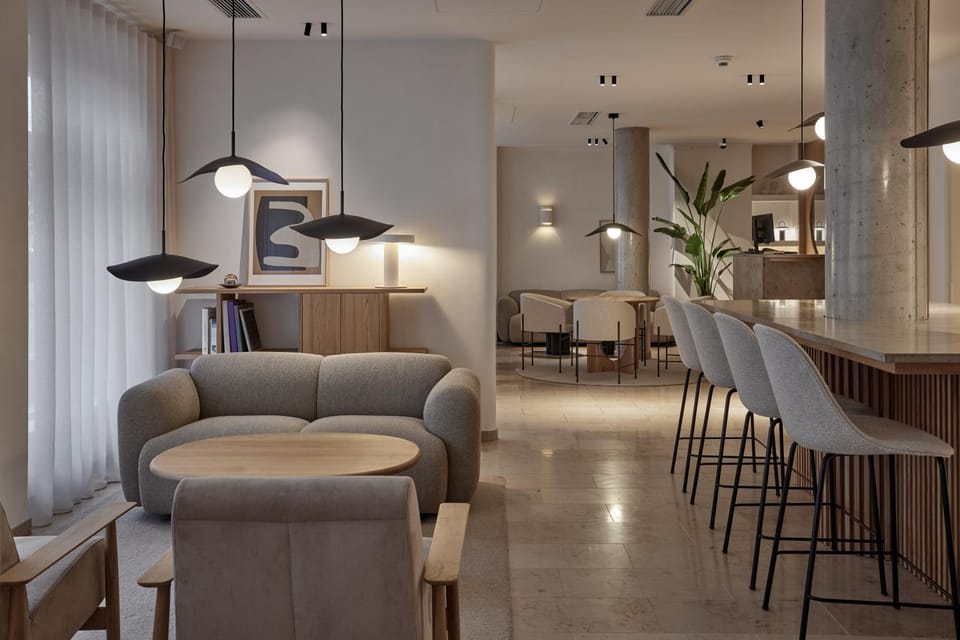 Restaurant/places to eat, Lounge or bar