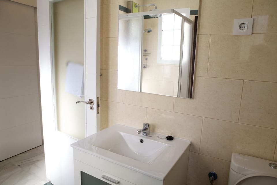 Shower, Toilet, Spring, Bathroom, Spa and wellness centre/facilities, On site