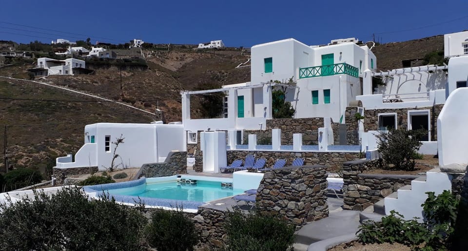 Property building, Natural landscape, Mountain view, Pool view, Swimming pool, sunbed
