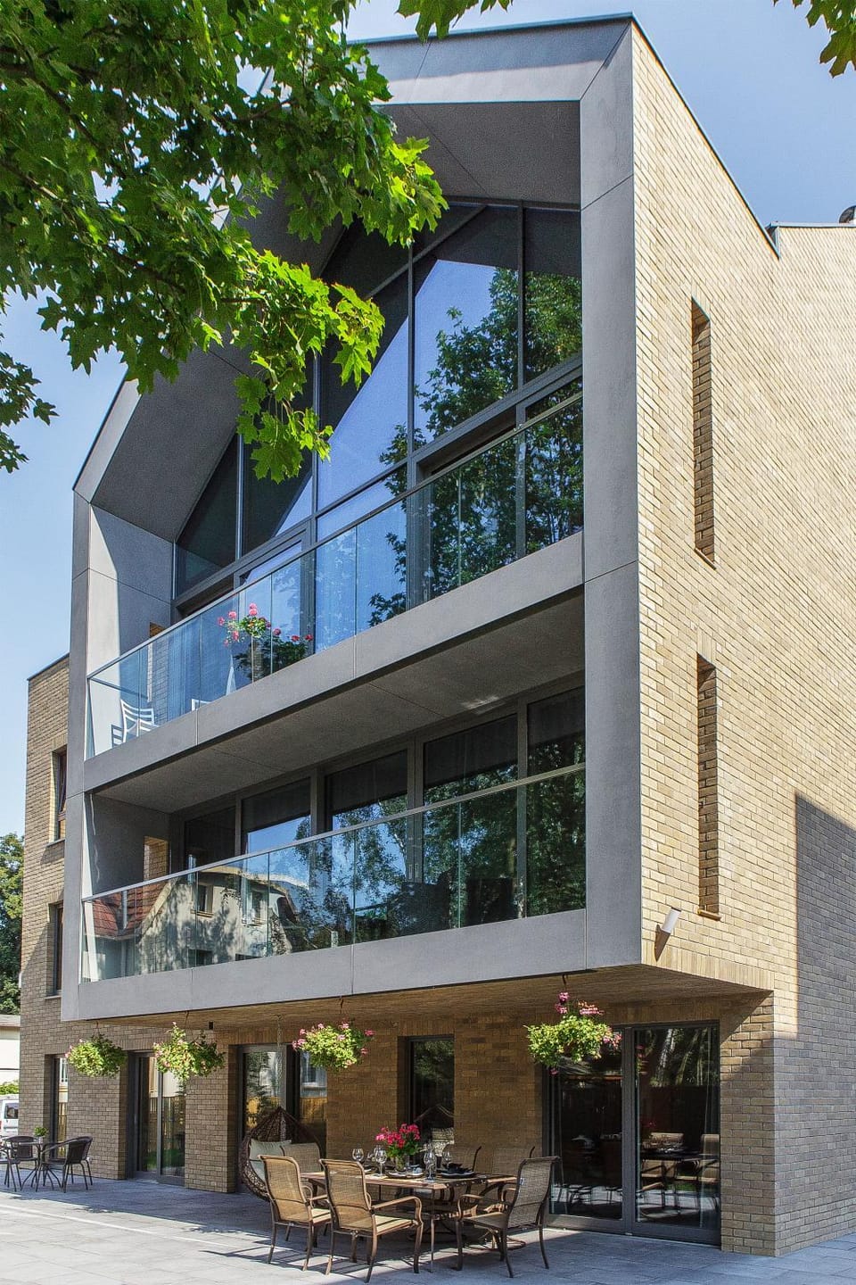 Property building, Facade/entrance, Day, Neighbourhood, Natural landscape, Garden, Balcony/Terrace, Floor plan