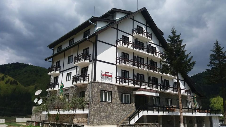 Restaurant/places to eat, Facade/entrance, BBQ facilities, Balcony/Terrace, Lake view