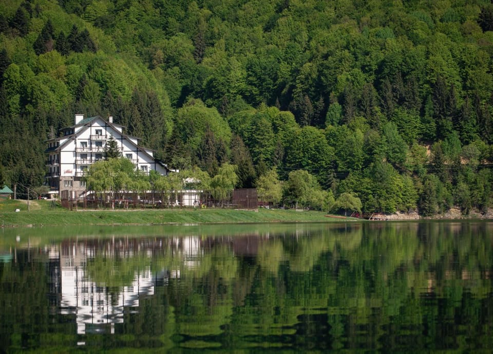 Nearby landmark, Day, Neighbourhood, Natural landscape, Summer, Area and facilities