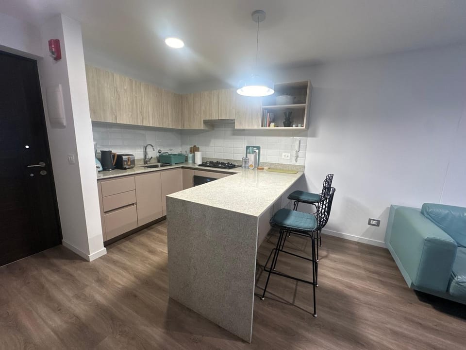 Coffee/tea facilities, Kitchen or kitchenette, Decorative detail, Dining area, microwave, oven, stove, toaster, kitchen