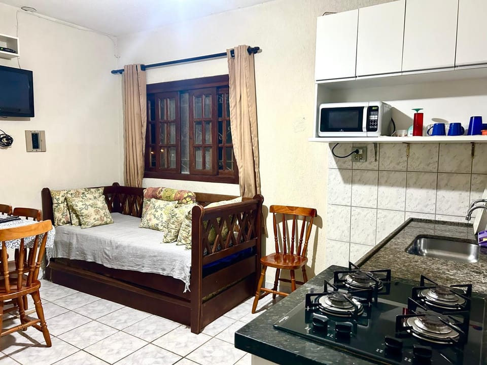 Bed, TV and multimedia, Kitchen or kitchenette, Photo of the whole room, Dining area, Bedroom, stove