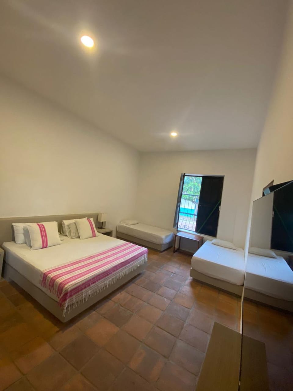 Bed, TV and multimedia, Bedroom