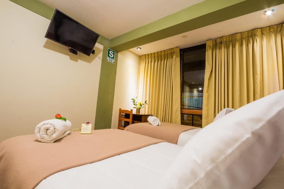 Bed, TV and multimedia, Photo of the whole room, Bedroom