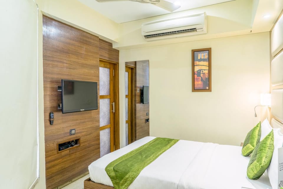 Bed, TV and multimedia, Photo of the whole room, Bedroom, air conditioner