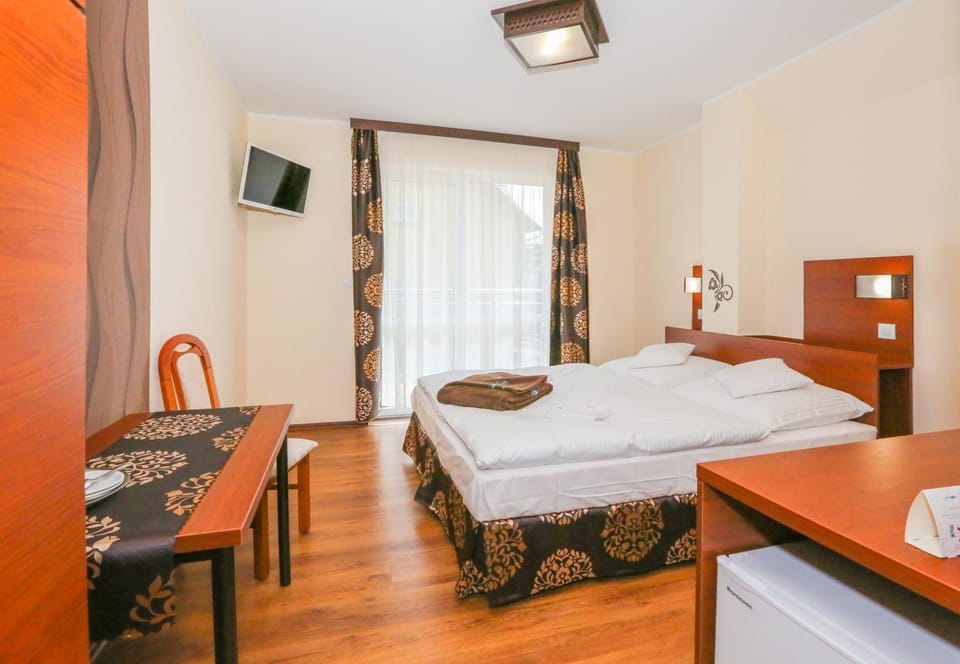 Bed, Photo of the whole room, towels