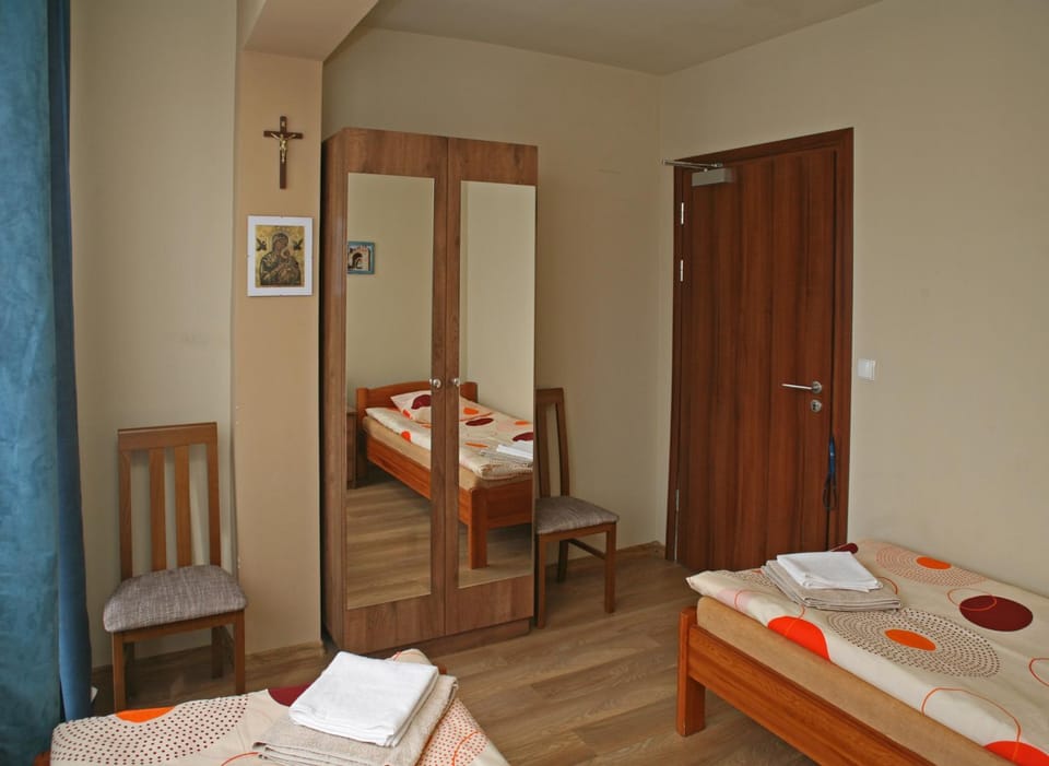 Bed, Bedroom, towels, wardrobe