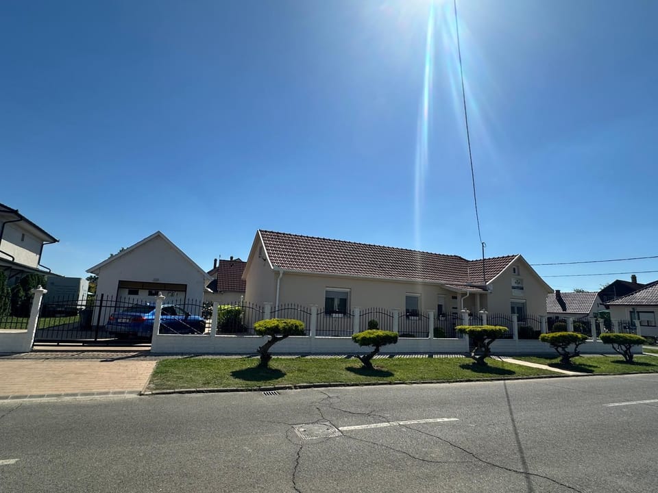 Property building, Neighbourhood, Street view, Location, Parking