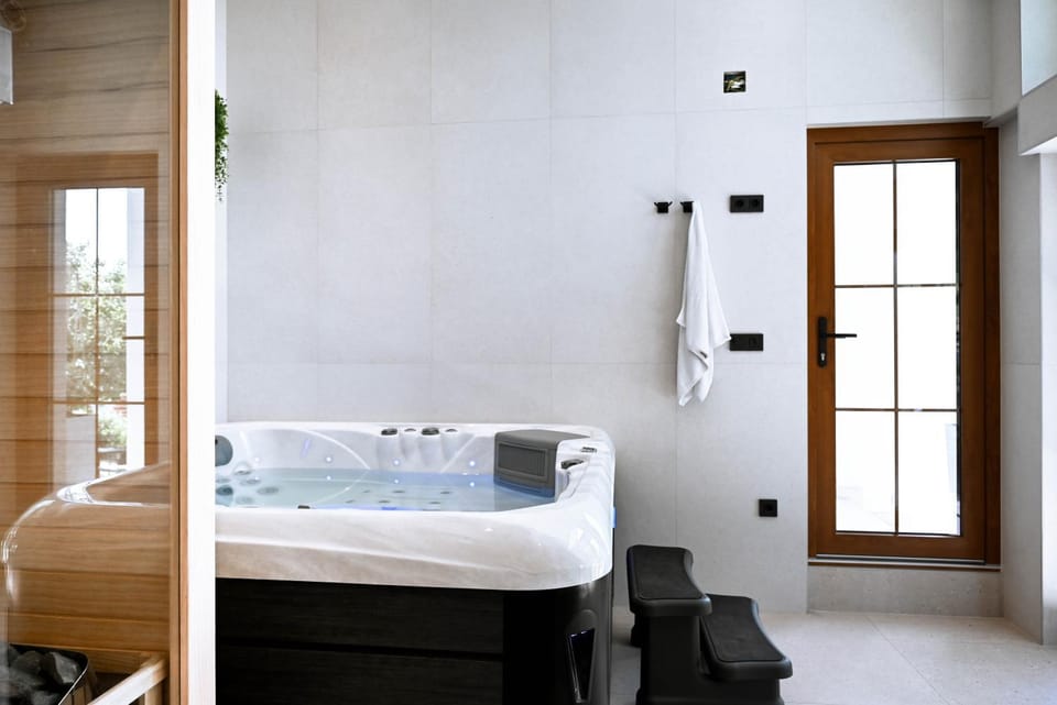 Hot Tub, towels