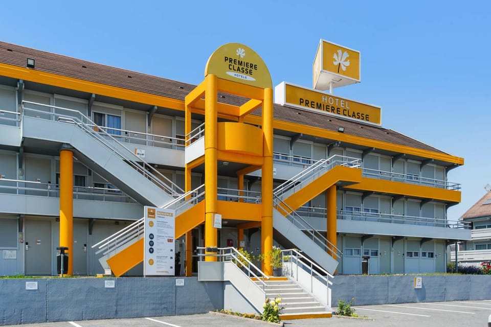 Property building, Facade/entrance, Property logo or sign, Parking