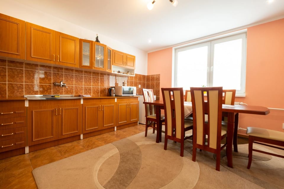 Kitchen or kitchenette, Dining area, Communal kitchen