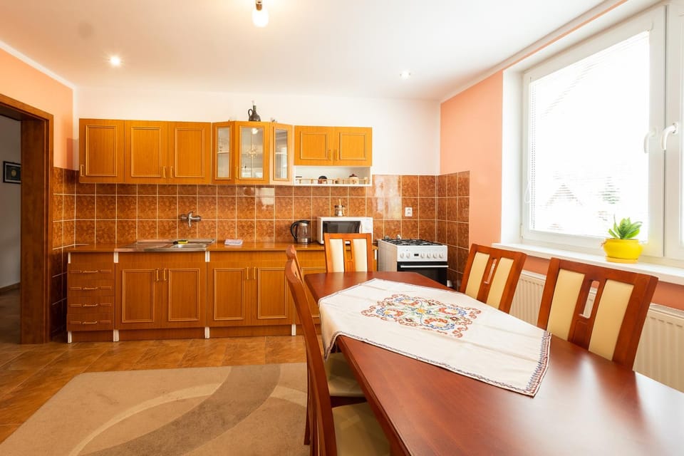 Kitchen or kitchenette, Dining area, Communal kitchen