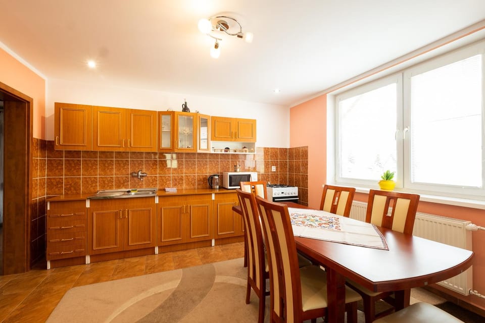 Kitchen or kitchenette, Dining area, Communal kitchen