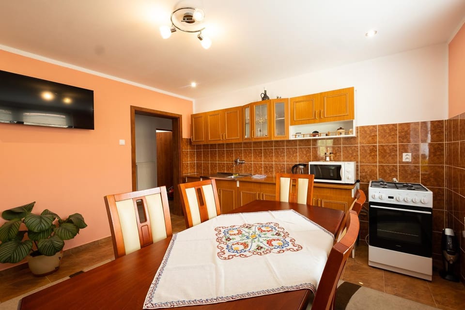 Kitchen or kitchenette, Dining area, Communal kitchen