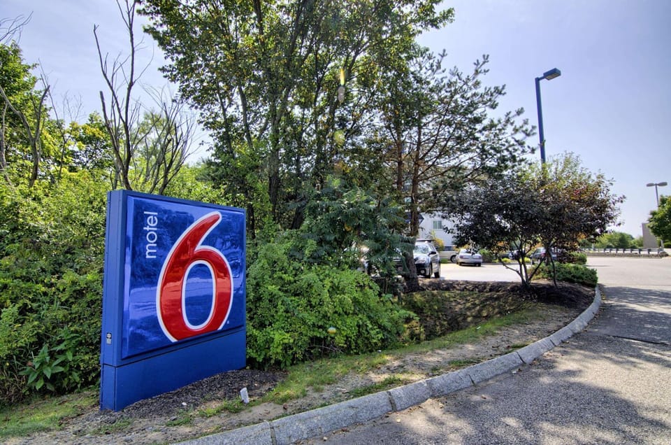 Property building, Day, Property logo or sign, Natural landscape, Logo/Certificate/Sign, On site, Time of day